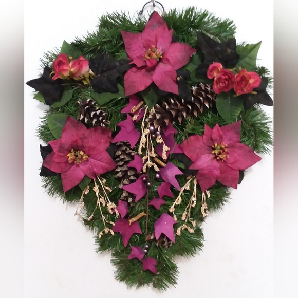 19-inch Wide Handcrafted Winter/ Christmas Teardrop Wreath - Picture 1 of 2